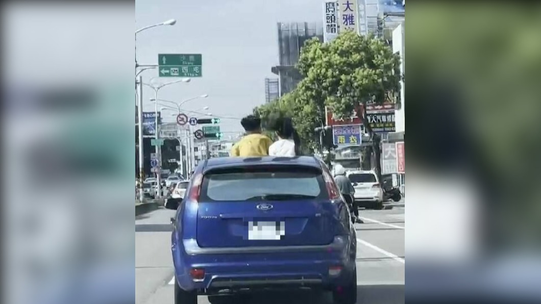 2名孩童站在車上，上半身露在天窗外吹風，最高恐挨罰1萬8。（圖／翻攝自記者爆料網）