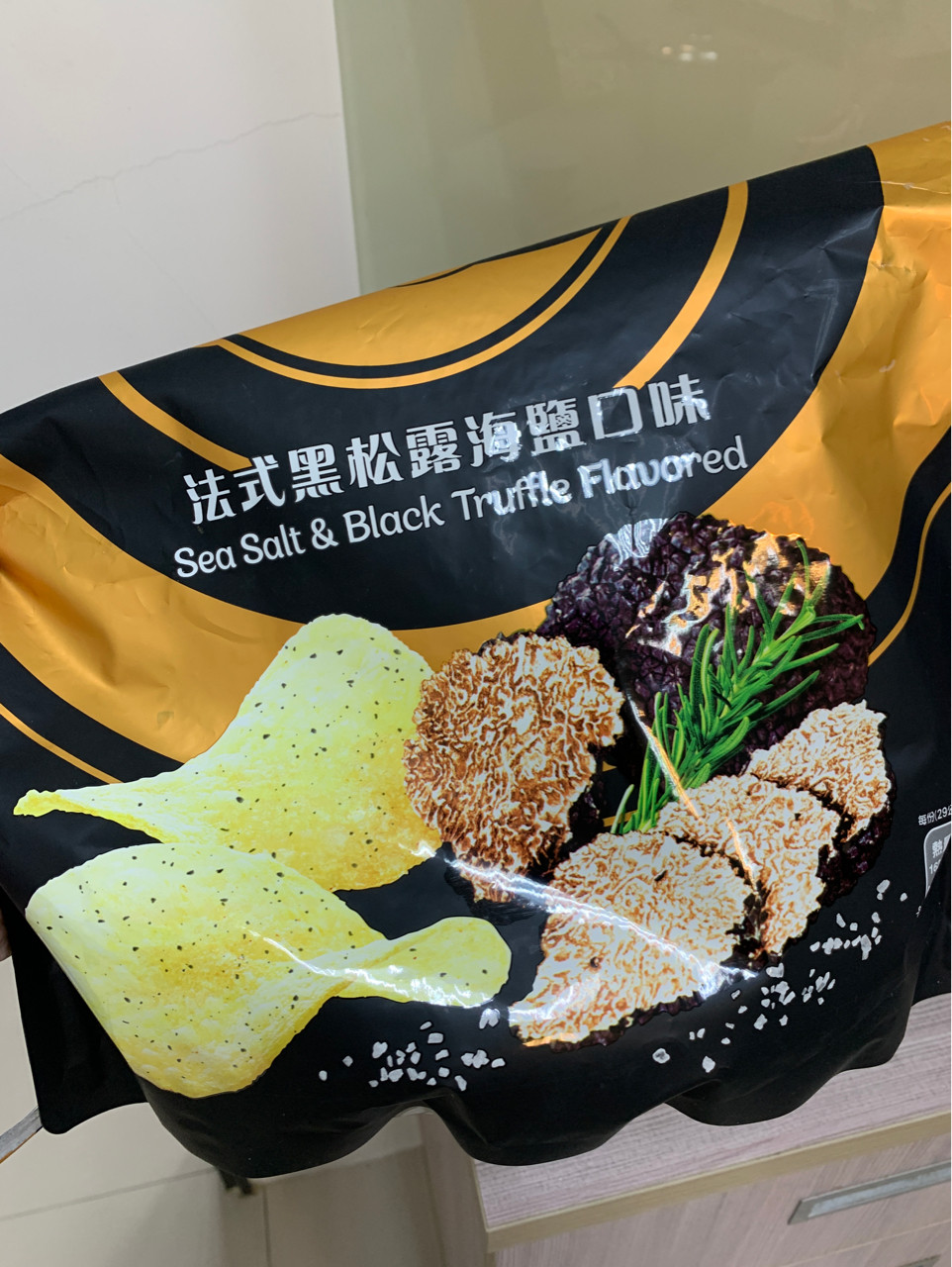一名網友指出媽媽煮高麗菜時加入了洋芋片。(圖/翻攝自PTT)
