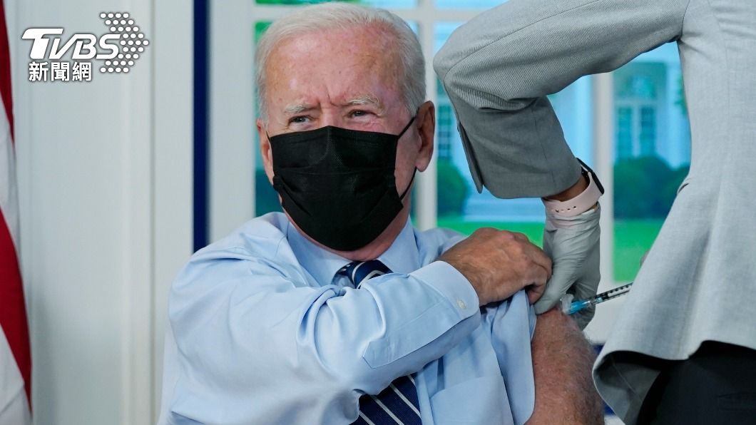 美國總統拜登(Joe Biden),於白宮現場施打第三劑加強針。(達志影像美聯社)