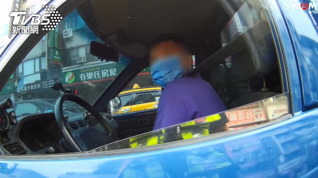 尷尬!男一用力...拔斷排檔桿 貨車糗「顧路」害塞車