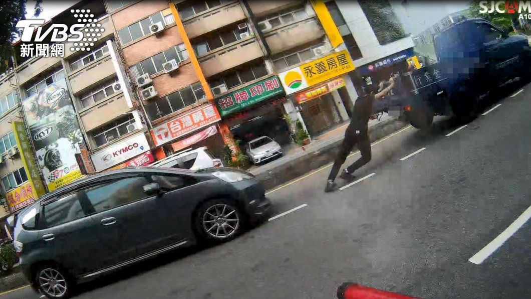 員警偕同副駕座的林男同事將車推到路旁，解除窘境。（圖／警方提供）