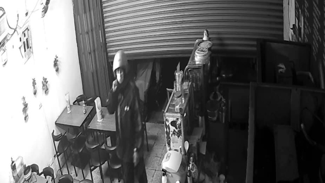 你是誰?小吃店休息鐵門半關 雨衣男潛入小房間老闆娘嚇壞