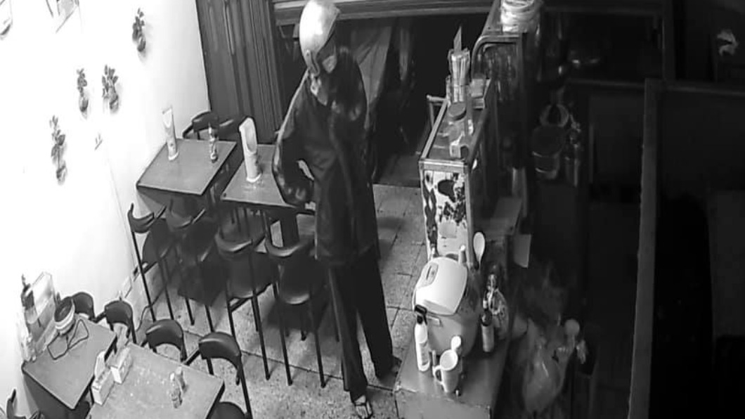 男子進到店裡後,先是左右張望,之後才往小房間走。(圖/翻攝自我是新莊人許明偉 臉書)