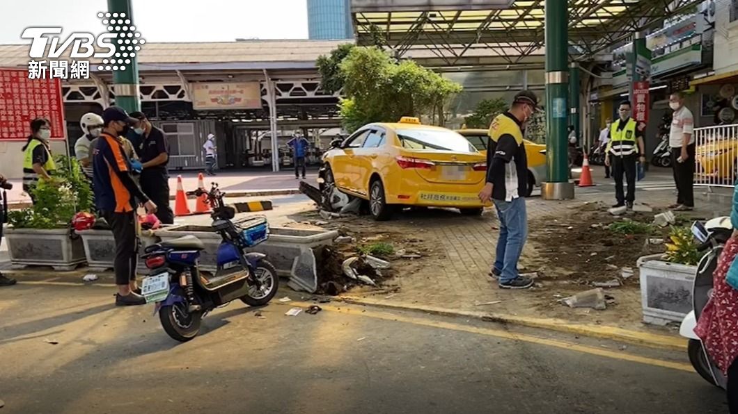 火車站前2運將相撞!路旁刑警噴飛骨折 機車慘成廢鐵