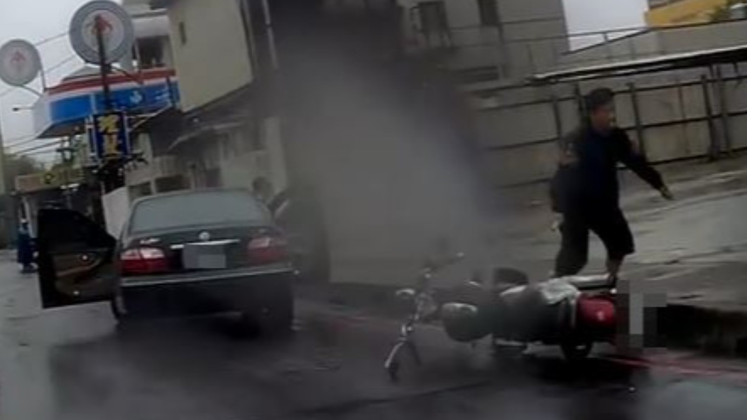 騎士機車遭擋也被推倒。(圖/翻攝自ㄨㄚ是泰山人 臉書)