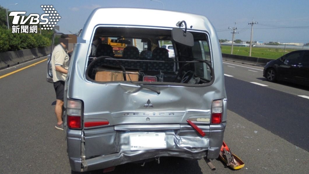 客運為了閃避棧板,導致小貨車及自小客貨車的車尾受損。(圖/警方提供)