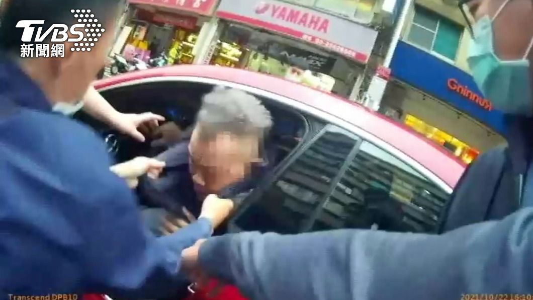 債務人不滿被催債竟亮槍! 警速逮嫌 聖經內搜出槍彈