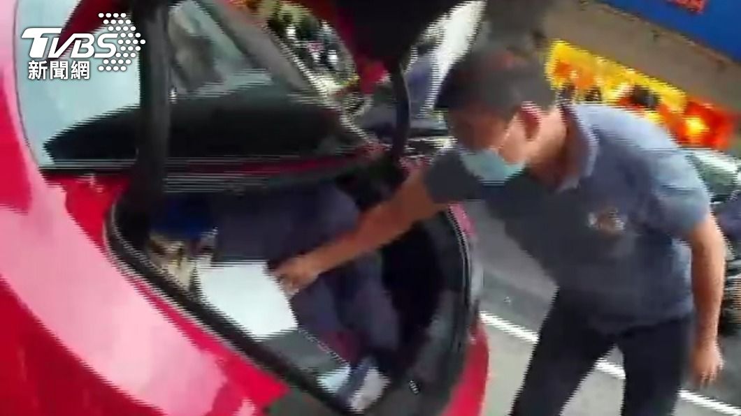 警方在後車廂搜出槍彈。（圖／TVBS）