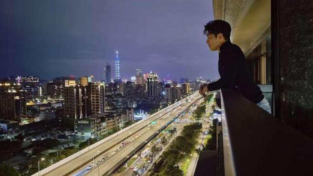 黃少祺家中陽台就能看到101。（圖／翻攝自黃少祺 Eric Huang Facebook）
