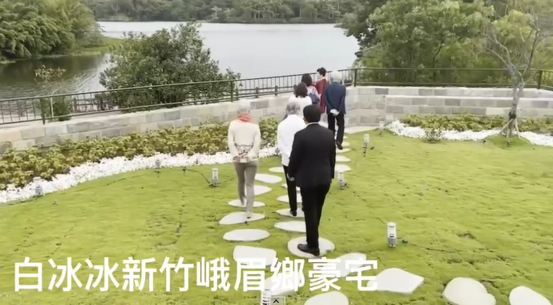 女星白冰冰穿紅洋裝帶友人逛豪宅。（圖／翻攝自網路影片）