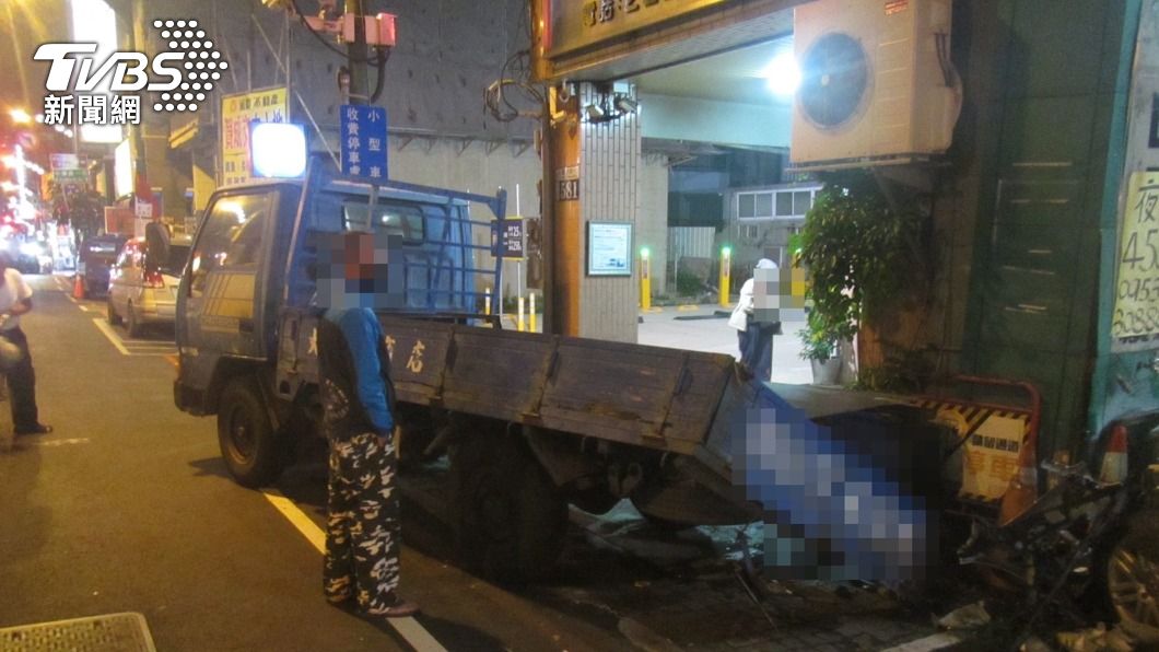 貨車遭撞車斗歪斜,移位後再撞到燈桿。(圖/民眾提供)