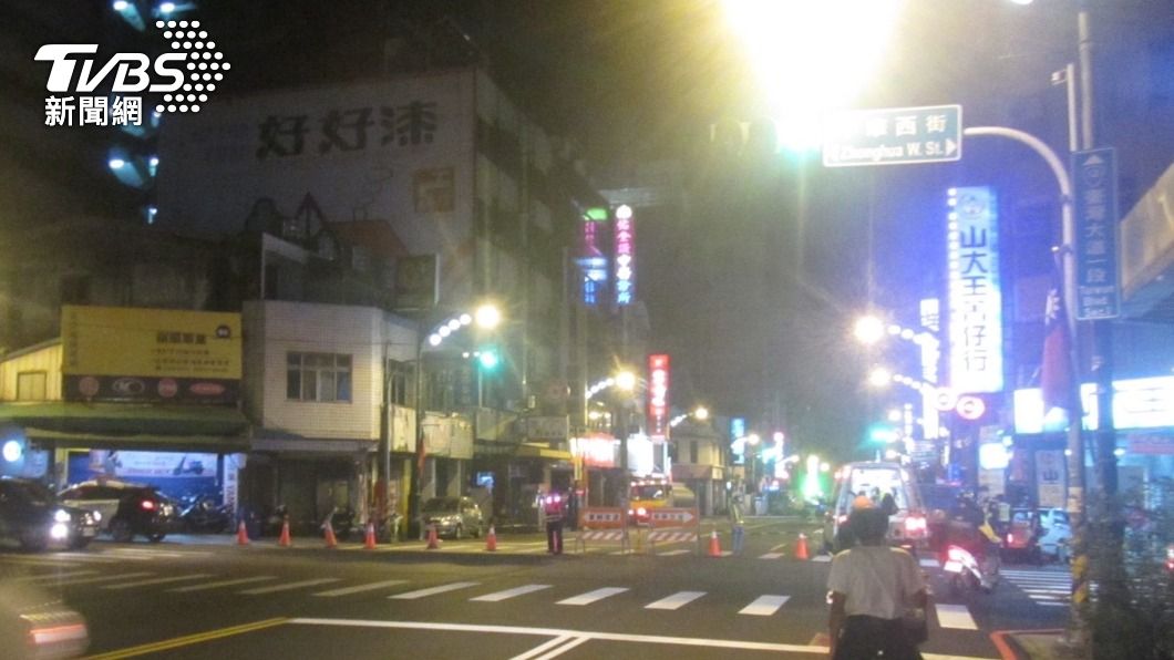 台中市台灣大道一段和中華西街路口,今(26)日凌晨1時左右,發生自撞車禍。(圖/民眾提供)