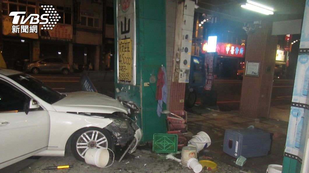 賓士自撞騎樓,車頭全毀,檳榔攤外洗手台遭擠壓變形。(圖/民眾提供)