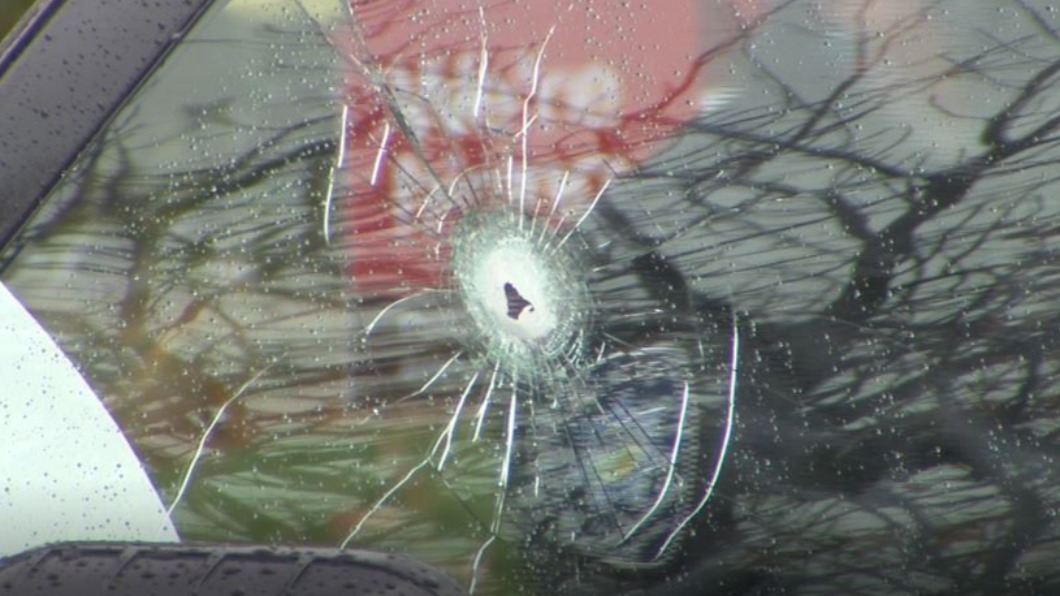 警方與歹徒爆發激烈駁火，車窗也被子彈打穿。（圖／翻攝自 CBS2 News 推特 @CBS2Boise）