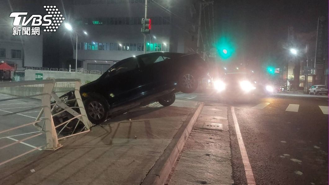 酒駕失控「斜插30度」卡護欄 人車險摔2公尺高停車場