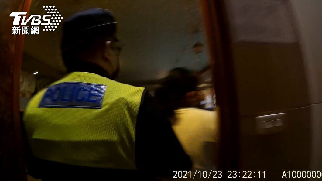 警方至仁武區一間KTV臨檢。(圖/TVBS)