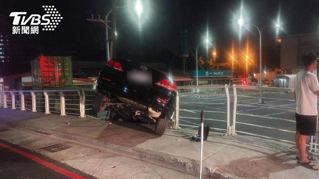 吳男酒駕失控衝撞護欄。(圖/警方提供)