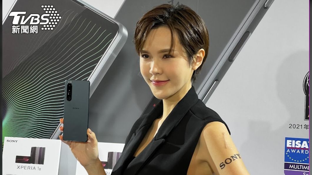 Sony 同日宣布年度旗艦機Xperia 1 iii 推出新色消光綠。(圖/TVBS)