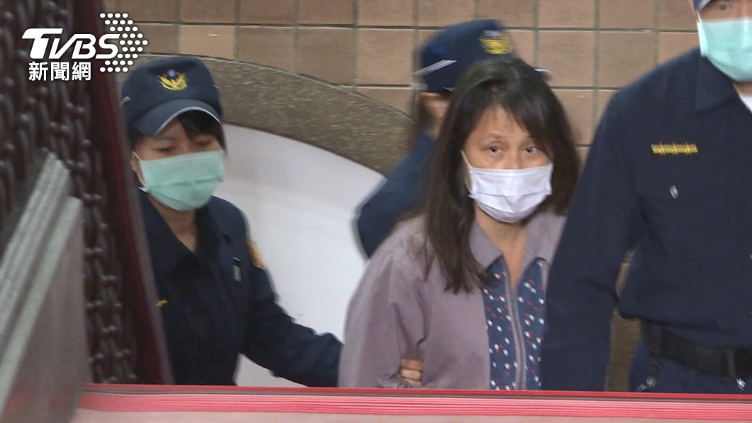 好狼狽!張淑晶入監後「首露面」 披頭散髮躲法警後