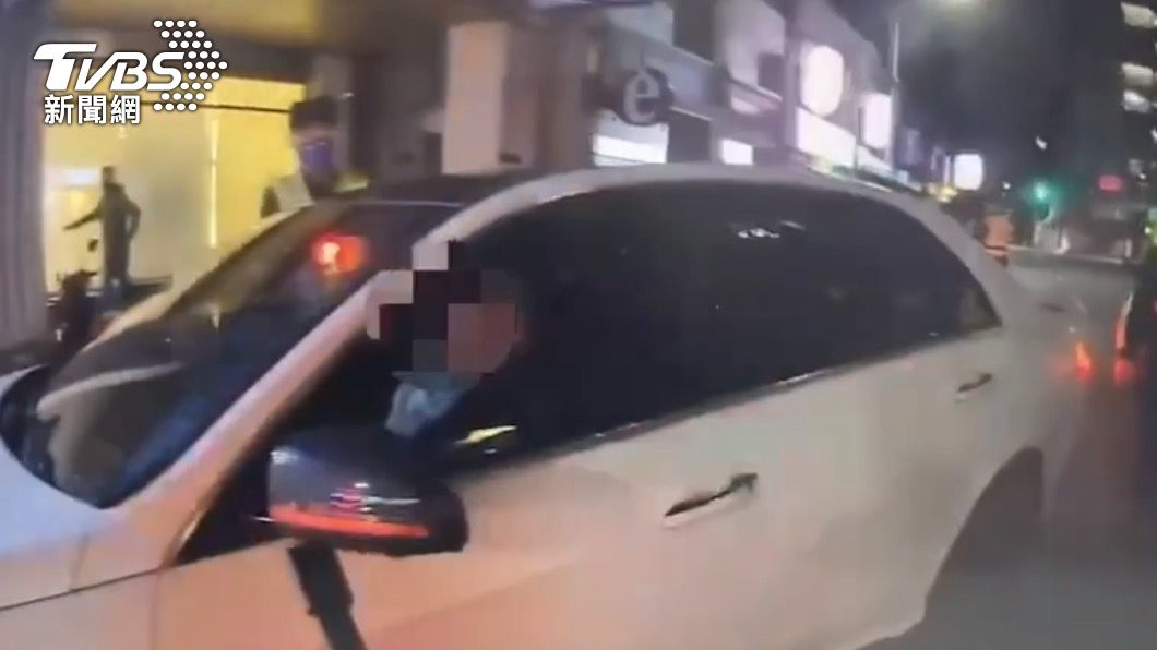 邱男開著賓士車太吵被警方攔查。（圖／TVBS）