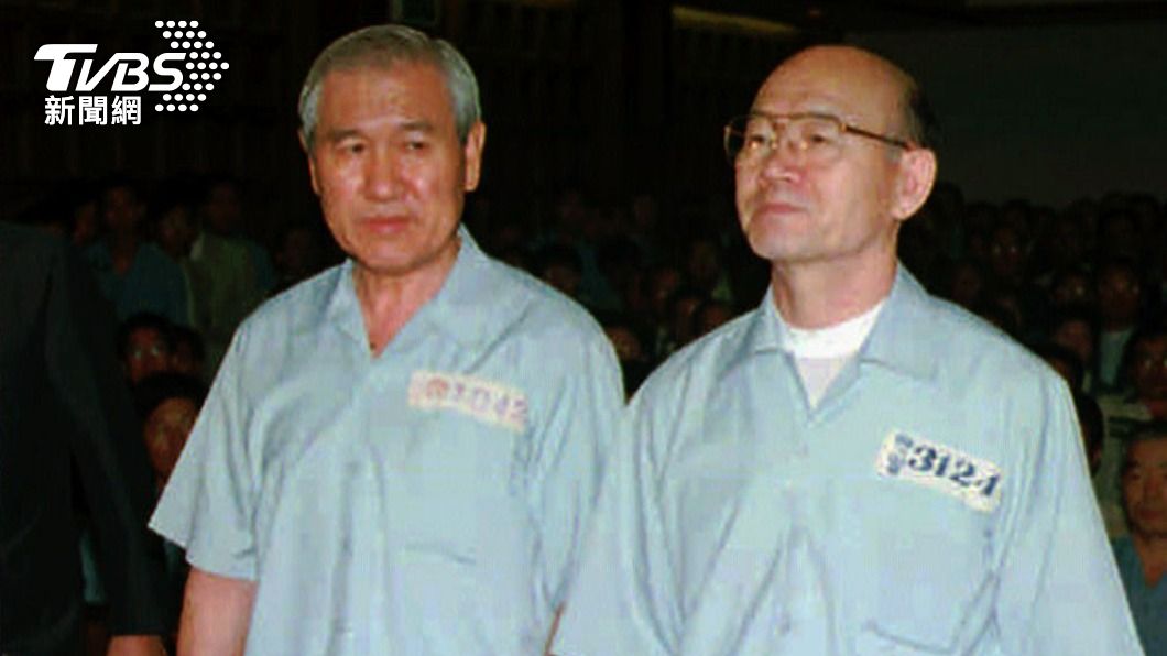 盧泰愚(左)與全斗煥(右)1996年因「雙十二事件」出庭受審。(圖/達志影像美聯社)