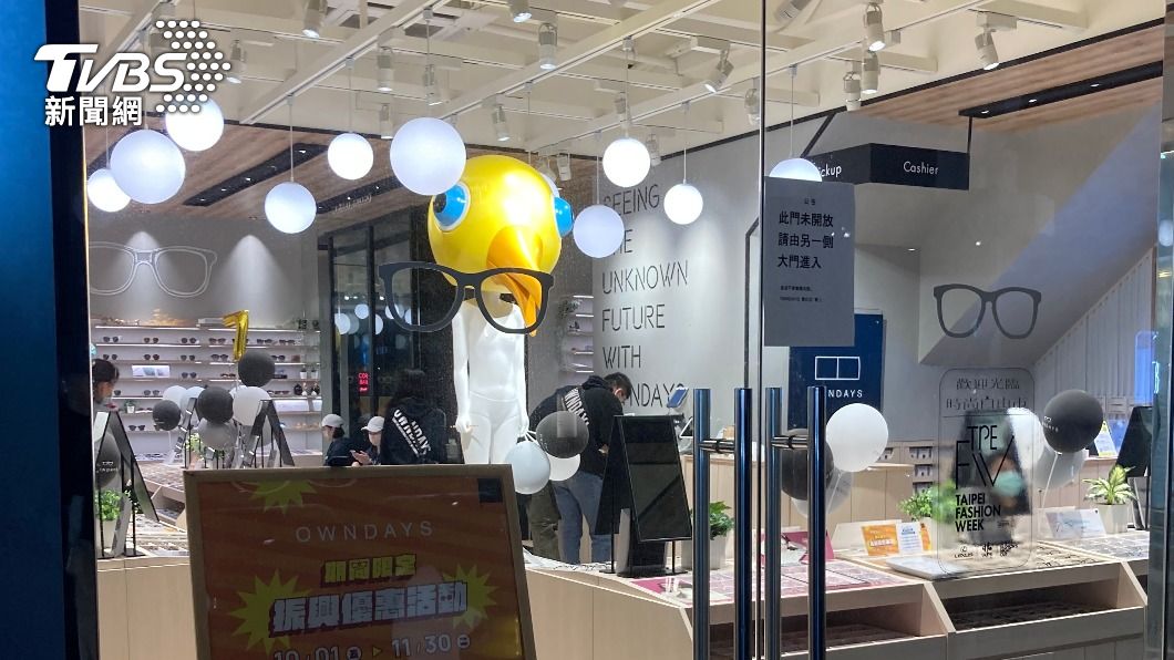 眼尖民眾發現鳥人現坐落於日系眼鏡店。(圖/TVBS)