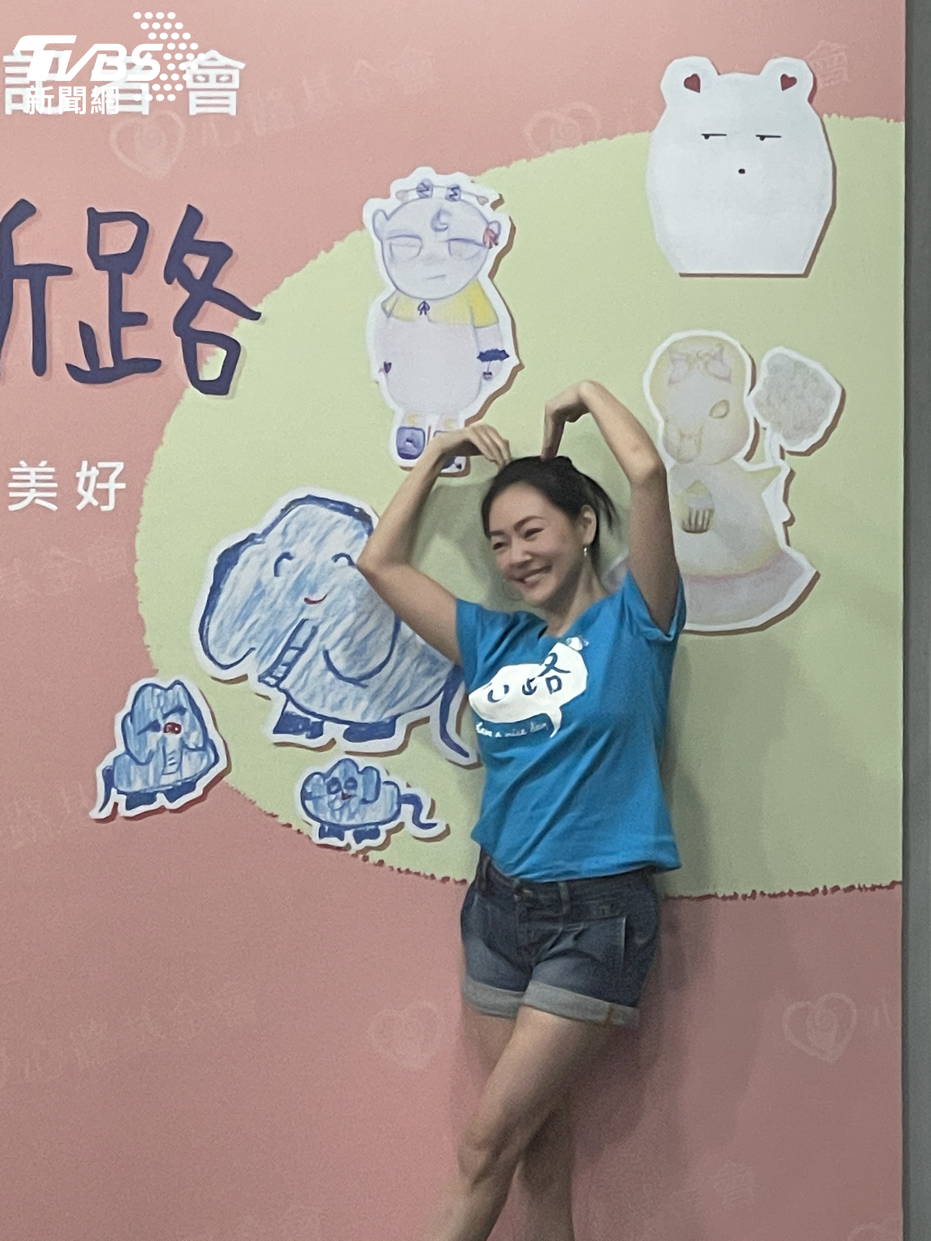 小S和寶貝女兒Elly、Lily和許老三Alice的畫作。（圖／TVBS）