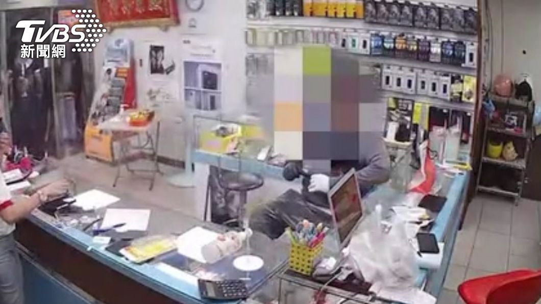 吳男欠錢不還還跑到通訊行鬧事。(圖/TVBS)
