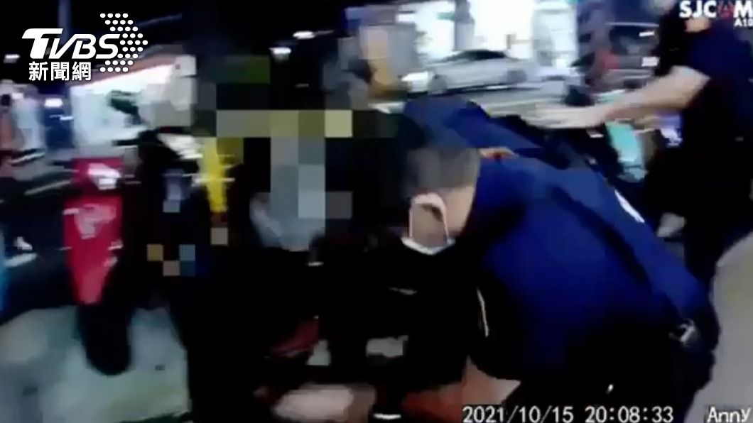 多名員警合力才將人壓制。(圖/TVBS)
