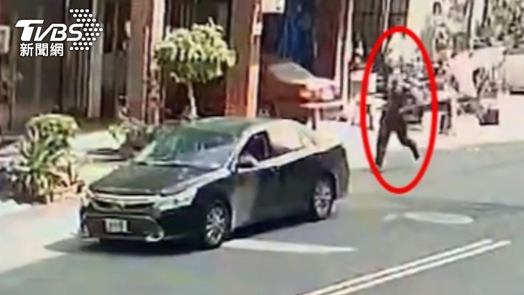監視器拍下有2人衝上車被一名駕駛接應走。(圖/TVBS)