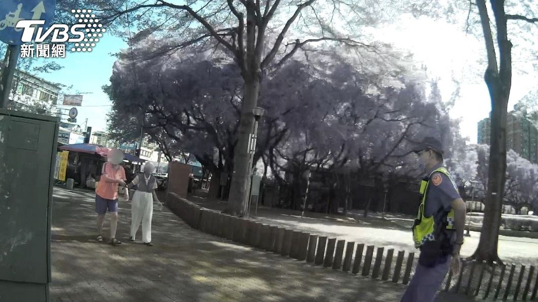 陳姓阿嬤(右)去公園散步迷路,熱心婦人幫她報警求助。(圖/警方提供)