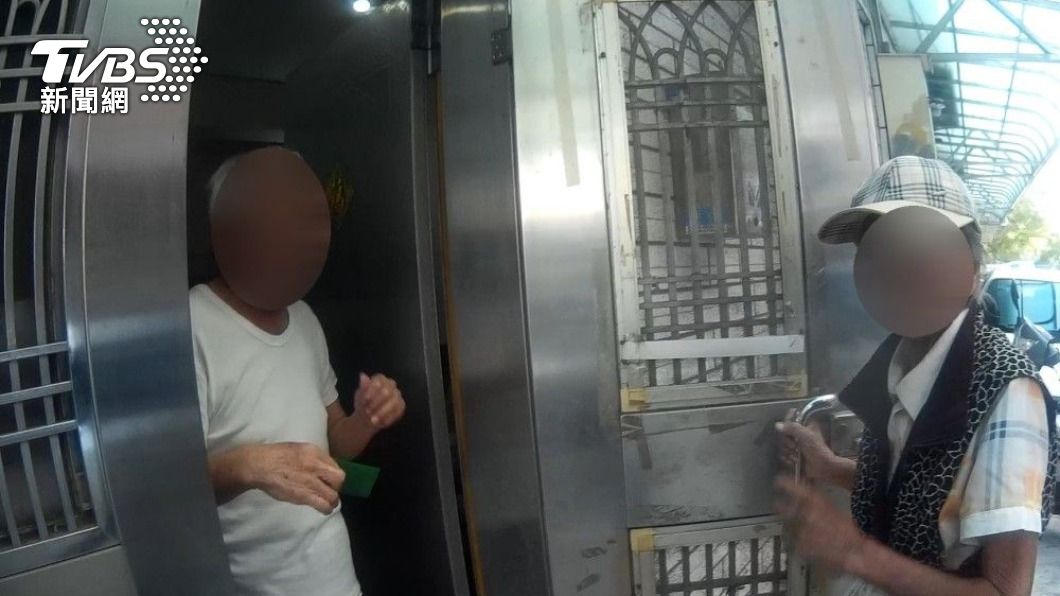阿嬤在公園迷路,警方將她送回家,她才發現原來自己已高齡92歲。(圖/警方提供)