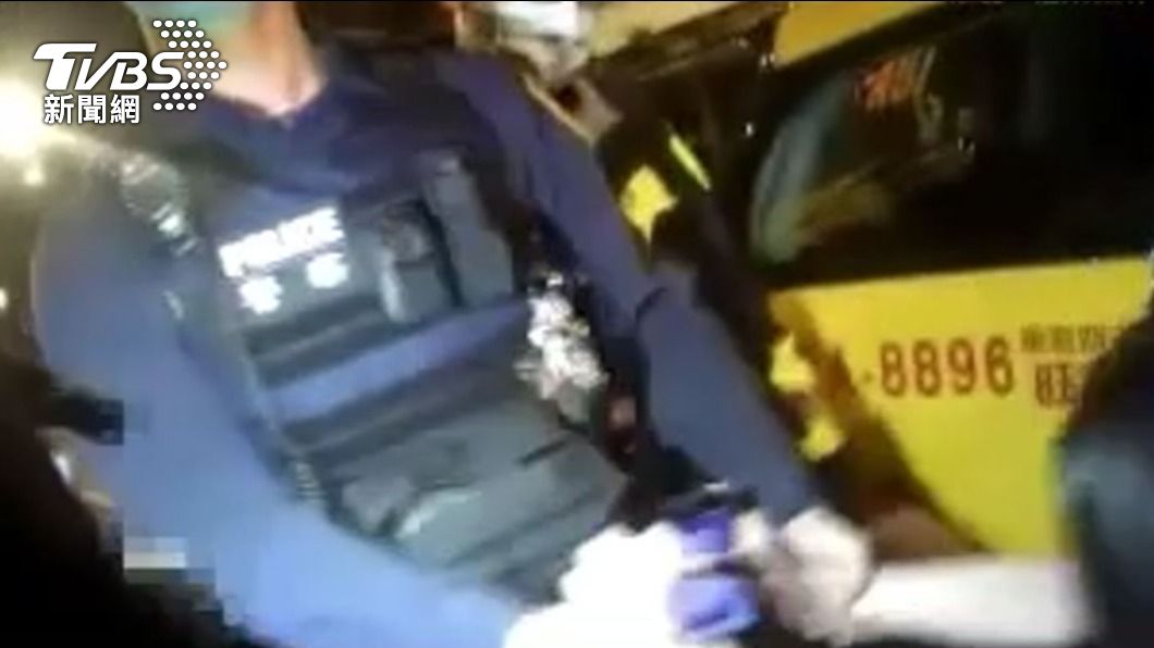 員警到場,孕婦情緒激動。(圖/TVBS)