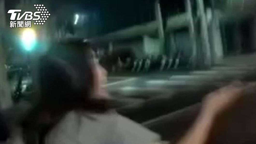 孕婦對員警嗆聲。(圖/TVBS)