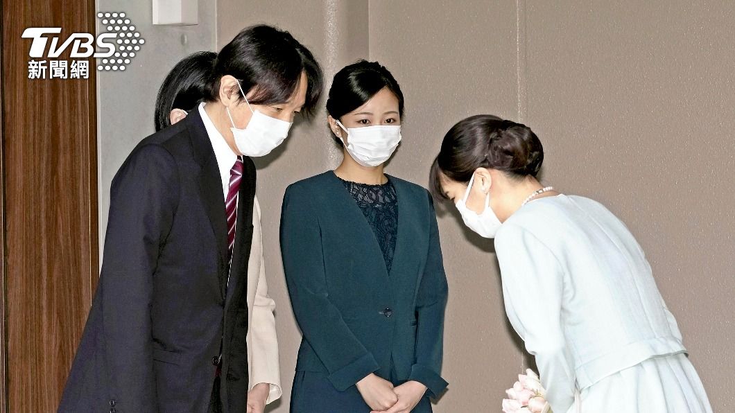 真子依序拜別父母。（圖／達志影像美聯社）