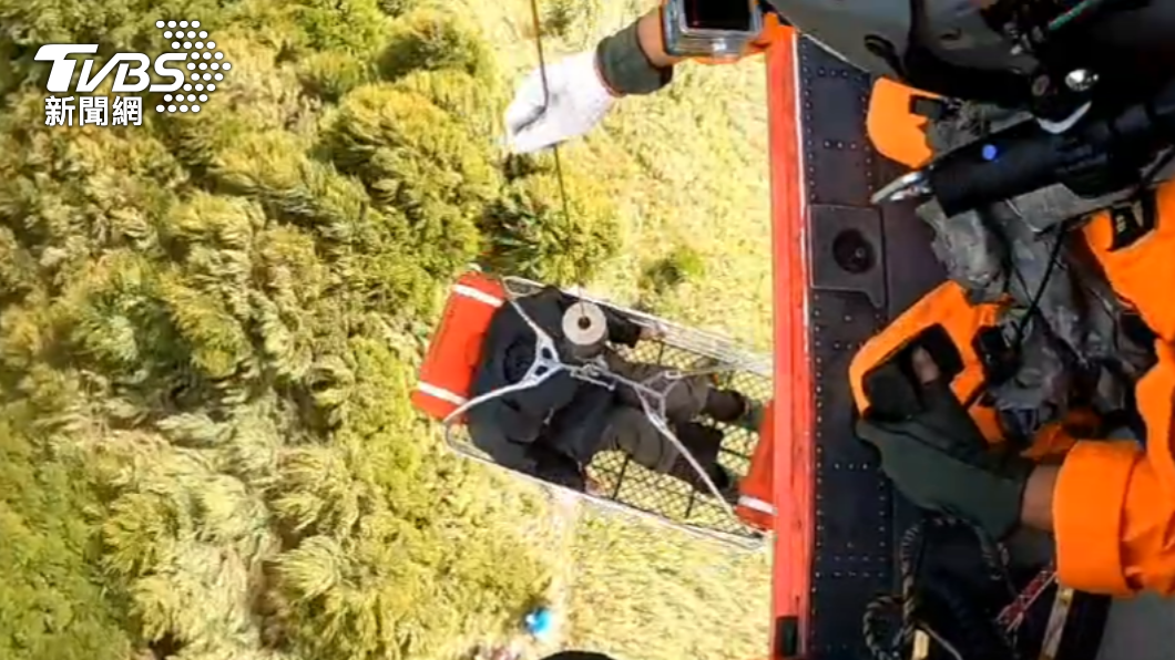 空勤總隊派黑鷹直升機,將墜谷的2名山友吊掛送醫。(圖/空勤總隊提供)