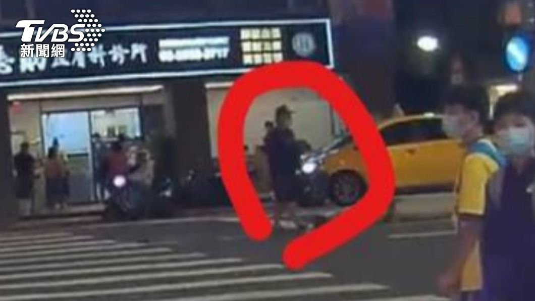 敗給自己!通緝犯過馬路闖紅燈 警攔查竟裝可憐「長官拜託」