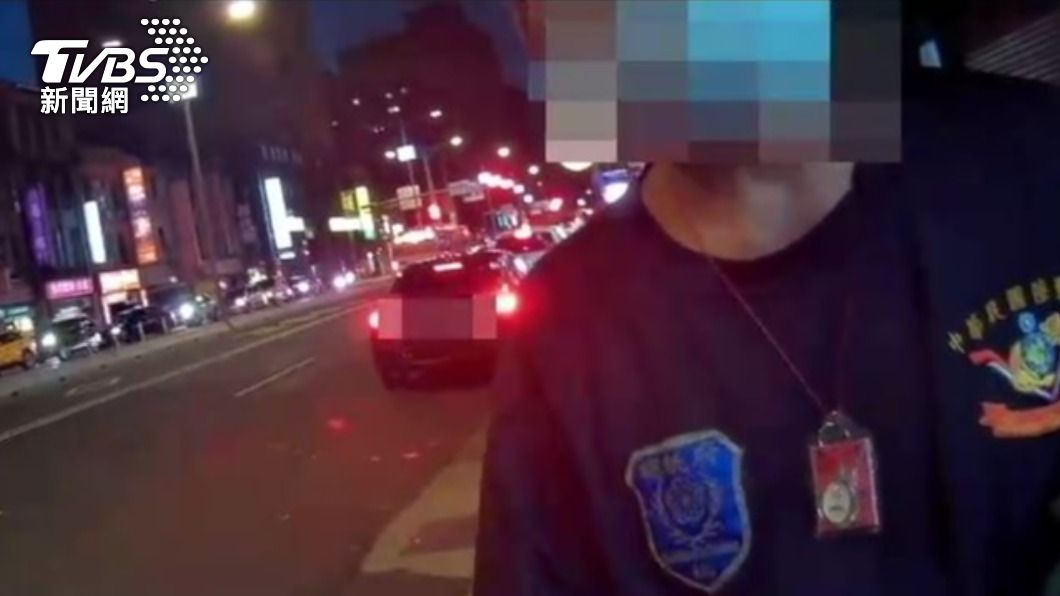 通緝犯向警方表示,自己在趕時間。(圖/TVBS)
