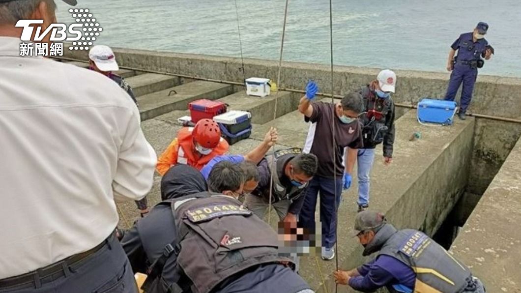 廖男疑似遭強風吹落海，頭撞到水泥塊昏迷，消防救起時已無呼吸心跳。（圖／台中港務消防隊提供）