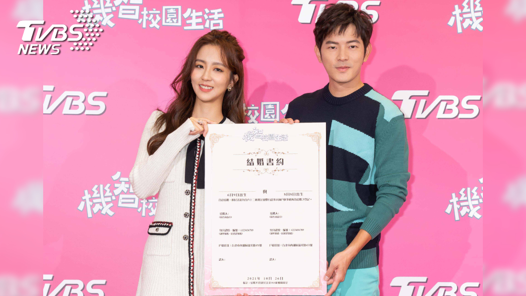 宥勝周曉涵拿未簽字的結婚證書留懸念。圖TVBS