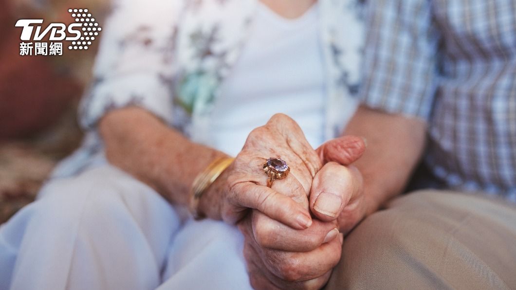 網友詢問「外婆的妹妹的老公」怎麼稱呼。（示意圖／shutterstock達志影像）