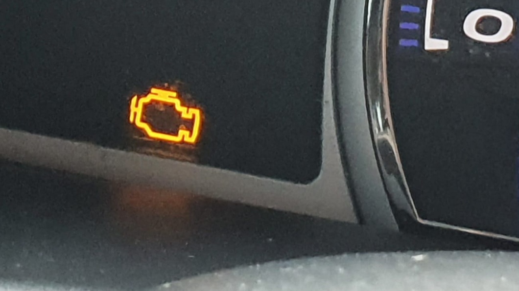 車子儀表板突閃「金黃水龍頭」 老司機急勸:快停車