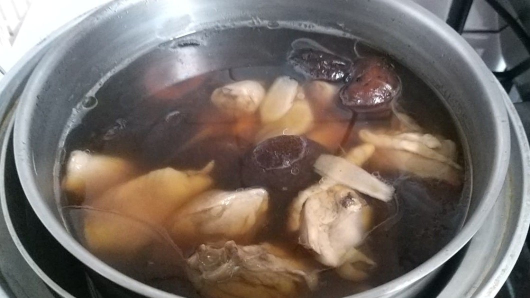 煮香菇雞湯「又濁又油」　內行點問題：少了2步驟