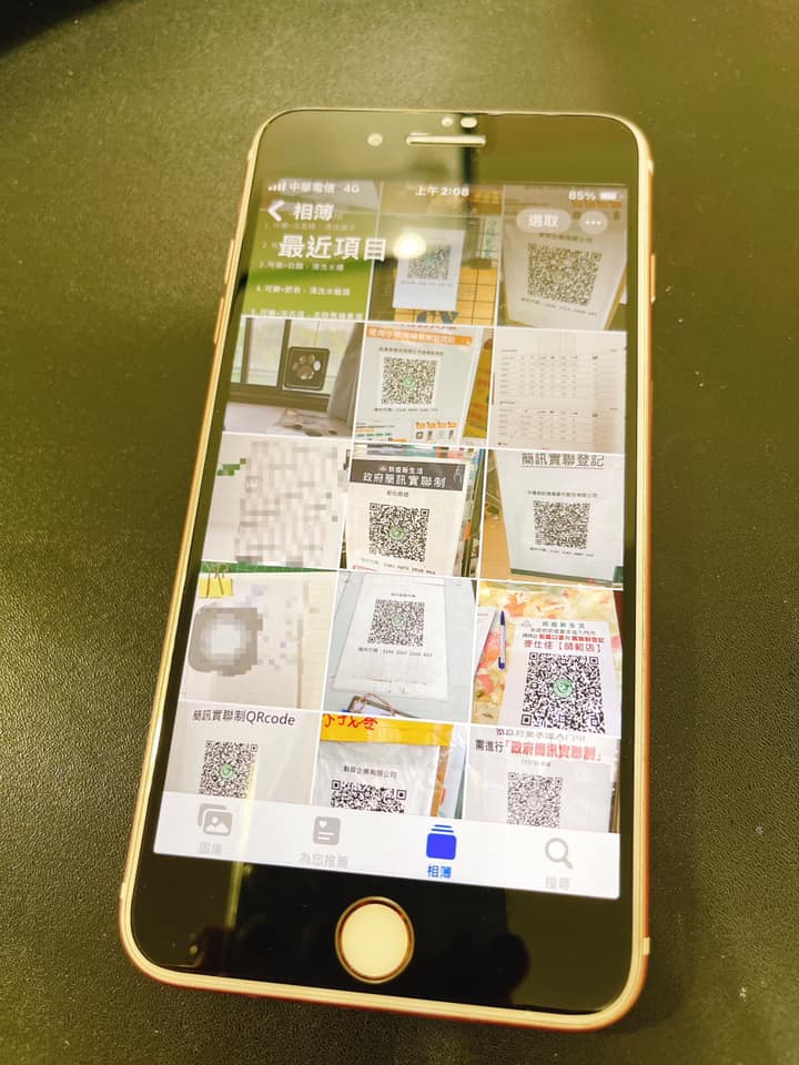 原PO媽媽手機裡全是實聯制的QR code照片。(圖/翻攝自爆廢公社)
