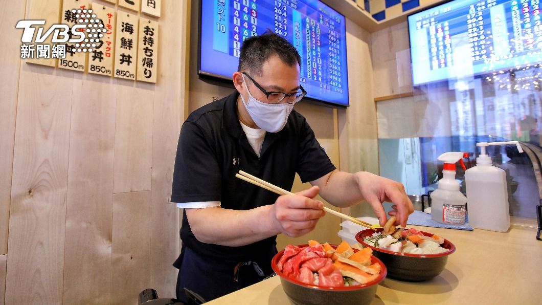 北海道有些大型迴轉壽司、海鮮丼飯連鎖店已暫停提供海膽。(圖/TVBS)