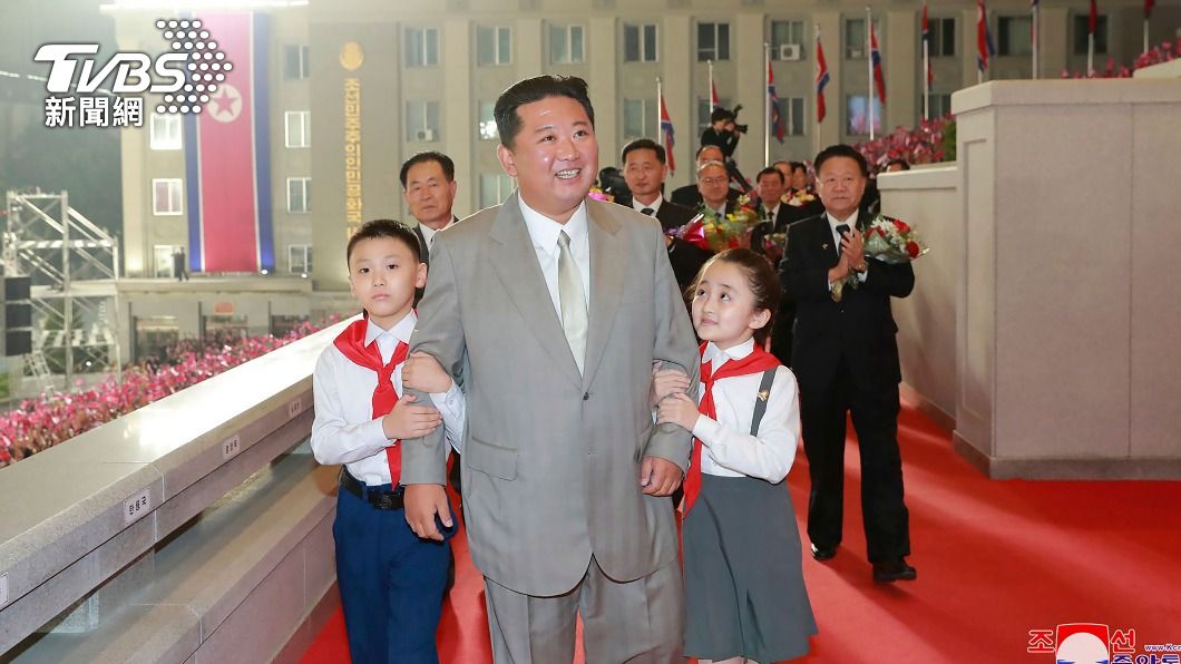 金正恩瘦一大圈容貌與過去不太一樣,因此遭外界質疑是「替身」。(圖/達志影像美聯社)