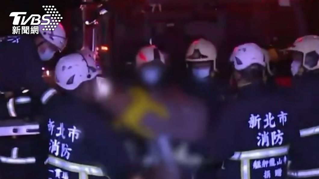 駕駛被警消人員救出。(圖/TVBS)