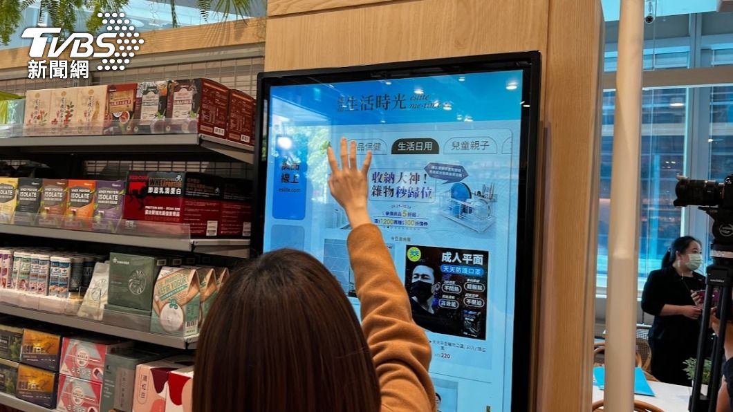 和自家電商誠品線上串聯,虛擬貨架可以訂購。(圖/TVBS)