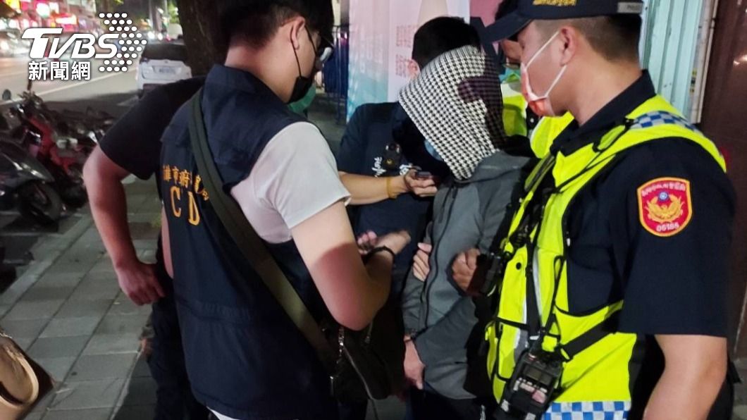 走投無路搶銀樓!熱心騎士幫圍捕 劫匪逃3分鐘就遭逮
