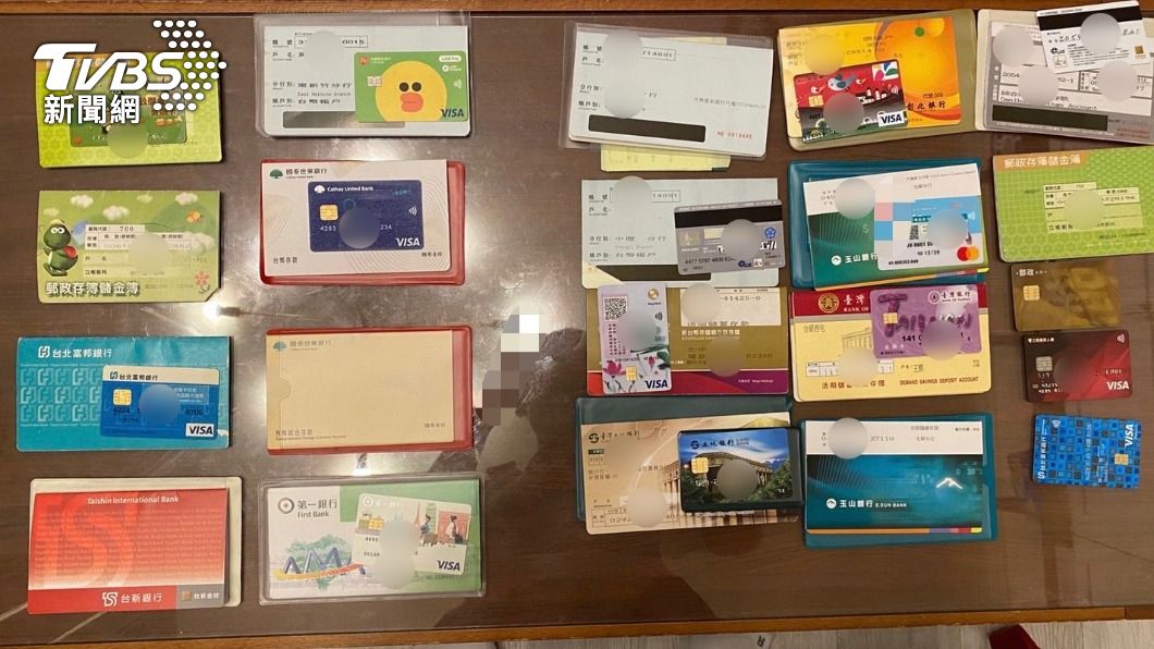 多本存簿遭查扣。(圖/TVBS)